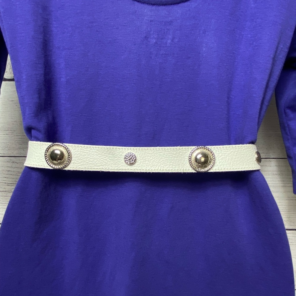 White womens vintage leather belt.  M-L
